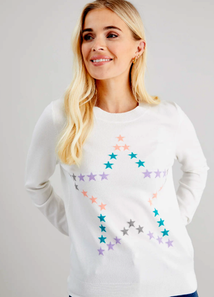 Белый трикотажный свитер в звезды
