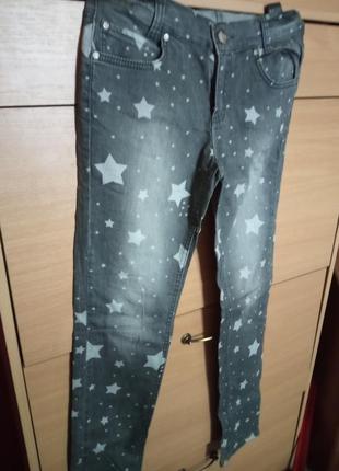 Мега стильные джинсы в звездах1 фото