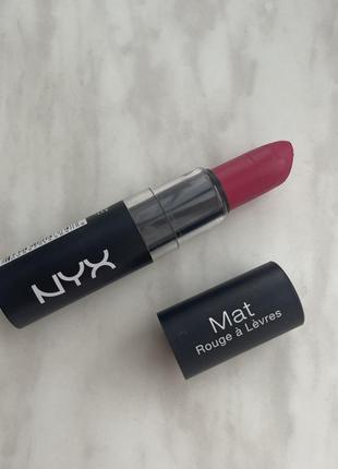 Nyx matte lipstick bloody mary - blue-toned cranberry red mls18 матова червона помада для губ-губна червона матова помада 💄 , 4,5 g повнорозмір5 фото