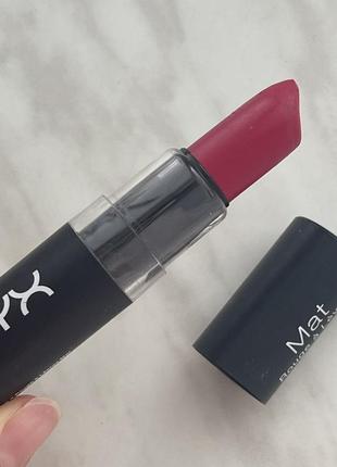 Nyx matte lipstick bloody mary - blue-toned cranberry red mls18 матова червона помада для губ-губна червона матова помада 💄 , 4,5 g повнорозмір7 фото