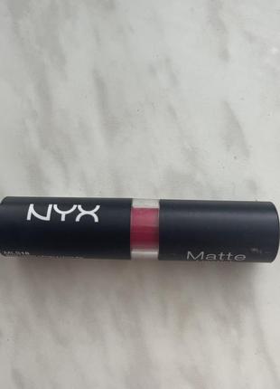 Nyx matte lipstick bloody mary - blue-toned cranberry red mls18 матова червона помада для губ-губна червона матова помада 💄 , 4,5 g повнорозмір4 фото