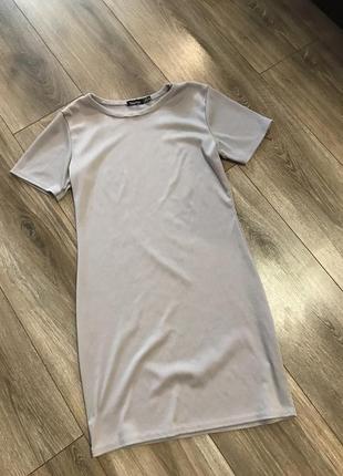 Обтягивающее платье короткое в рубчик серое