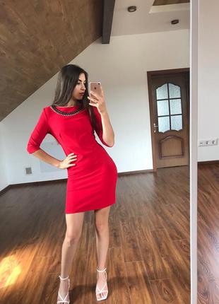 Червона сукня з намистом