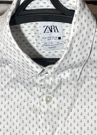 Белая, классическая рубашка с лёгким узором zara2 фото