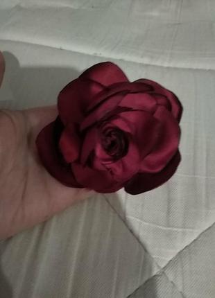 Брошка троянда