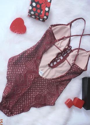 Гарне мереживне боді кольору бургунді primark