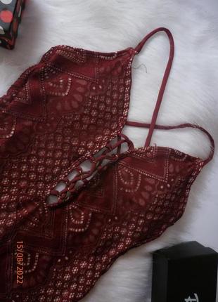 Гарне мереживне боді кольору бургунді primark