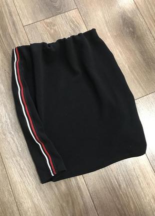 Спортивна юбка обтягуюча чорна з лампасами полосками