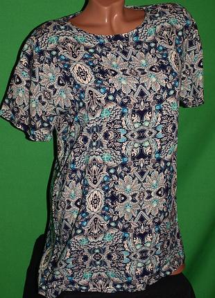Фірмова футболка (м виміри) з візерунком, приємна до тіла, відмінно виглядає.