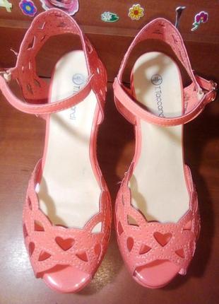 Босоніжки корал