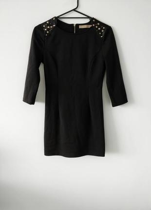 Чёрное короткое платье с шипами-заклёпками
