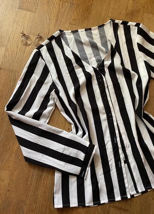 Полосата блузка з трикутним вирізом