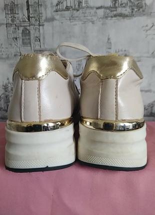 Молочні бежеві з золотим та білим сріблясті кросівки на платформі3 фото