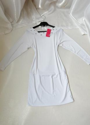 Біла сукня-туніка з сріблястими заклепками білосніжне плаття-туніка з сріблястими заклепками1 фото