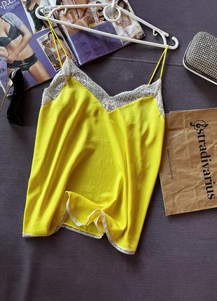 Лимонна майка з мереживом на тонких бретелях від stradivarius
