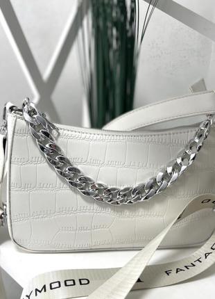 Сумка в кольорі айворі з ланцюжком