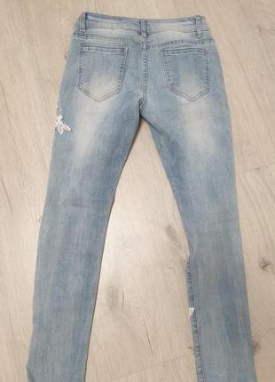 Стильные джинсы с ажурными вставками4 фото