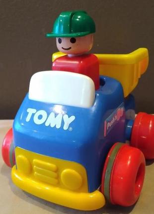 Неубиваемый самосвал tomy push 'n go с фигуркой. функция push up.1 фото