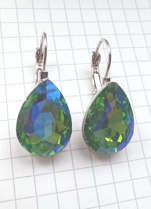Сережки з переливчастим камінцем.