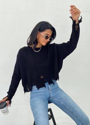 Светр з рваними краями