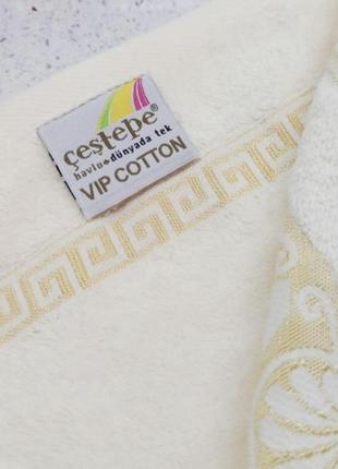 Махровое полотенце с золотой вышивкой3 фото
