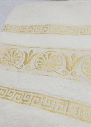 Махровое полотенце с золотой вышивкой2 фото
