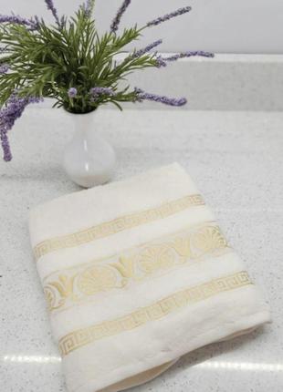 Махровое полотенце с золотой вышивкой1 фото
