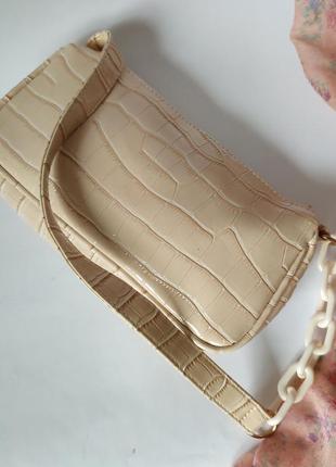 Бежева сумочка з ланцюжком