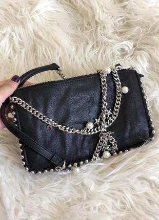 Маленькая сумка zara, черного цвета с бусами