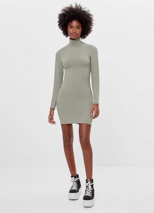 Оливкова сукня з рукавами та відкритою спиною