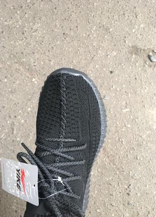 Черные кроссовки yike yeezy boost7 фото