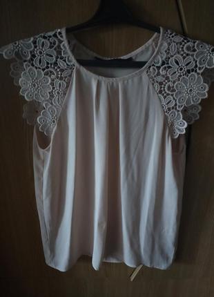 Красива блуза з гіпюровими рукавчиками