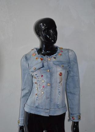 Стильна джинсова куртка з камінням