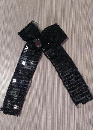 Брошка бант с пайетками и камнем