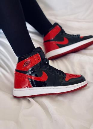 Nike air jordan 1 high og patent bred жіночі лаковані високі яскраві кросівки найк джордан чорно червоні черно красные высокие лакированные кроссовки2 фото