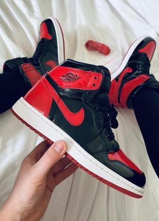 Nike air jordan 1 high og patent bred жіночі лаковані високі яскраві кросівки найк джордан чорно червоні черно красные высокие лакированные кроссовки