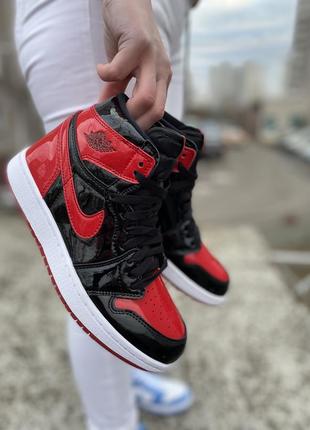 Nike air jordan 1 high og patent bred жіночі лаковані високі яскраві кросівки найк джордан чорно червоні черно красные высокие лакированные кроссовки4 фото