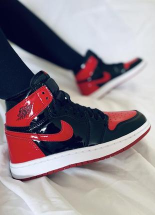 Nike air jordan 1 high og patent bred жіночі лаковані високі яскраві кросівки найк джордан чорно червоні черно красные высокие лакированные кроссовки3 фото