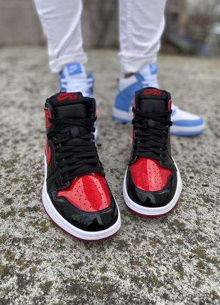 Nike air jordan 1 high og patent bred жіночі лаковані високі яскраві кросівки найк джордан чорно червоні черно красные высокие лакированные кроссовки7 фото