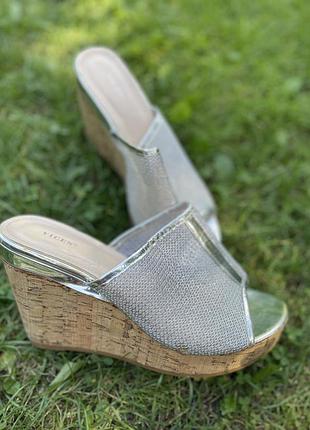 Босоніжки на танкетці