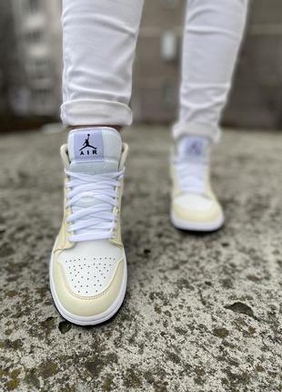 Nike air jordan 1 mid coconut milk жіночі високі кросівки найк джордан кремові жовті женские высокие стильные кроссовки кремовые желтые5 фото