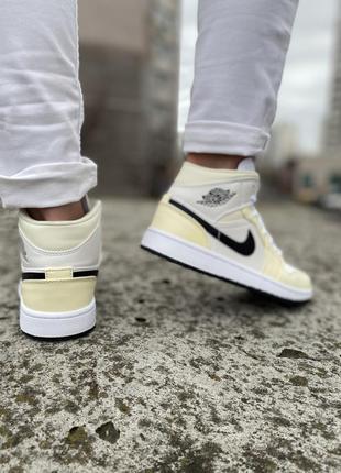 Nike air jordan 1 mid coconut milk жіночі високі кросівки найк джордан кремові жовті женские высокие стильные кроссовки кремовые желтые9 фото