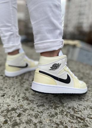 Nike air jordan 1 mid coconut milk жіночі високі кросівки найк джордан кремові жовті женские высокие стильные кроссовки кремовые желтые3 фото