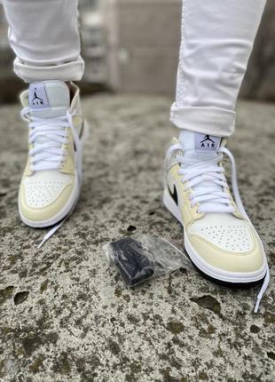 Nike air jordan 1 mid coconut milk жіночі високі кросівки найк джордан кремові жовті женские высокие стильные кроссовки кремовые желтые4 фото