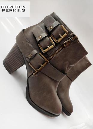 Ботильйони черевики коричневі з ременями на підборах козаки в ковбойському стилі від бренду dorothy perkins 41 7