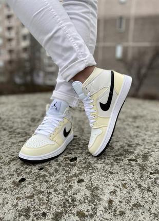 Nike air jordan 1 mid coconut milk жіночі високі кросівки найк джордан кремові жовті женские высокие стильные кроссовки кремовые желтые4 фото