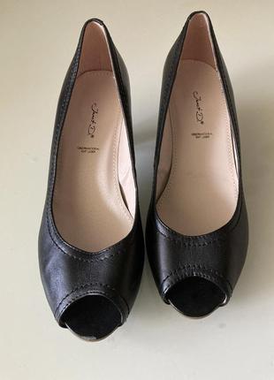 Туфлі з відкритим носком