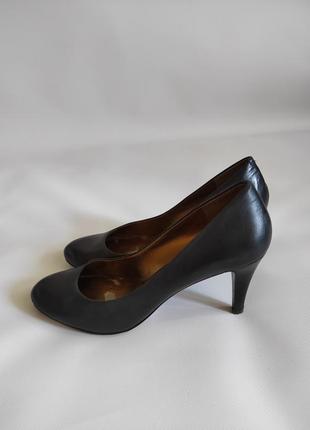 Шкіряні чорні класичні туфлі на підборах від nine west