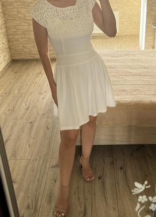 Літнє світле біле коротке плаття сукня