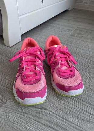 Яркие розовый спортивные кроссовки nike 35-36 размер2 фото
